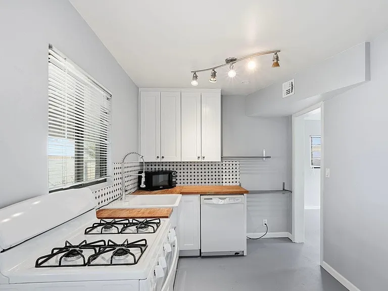 121 W Birdman Dr #A — Photo 5