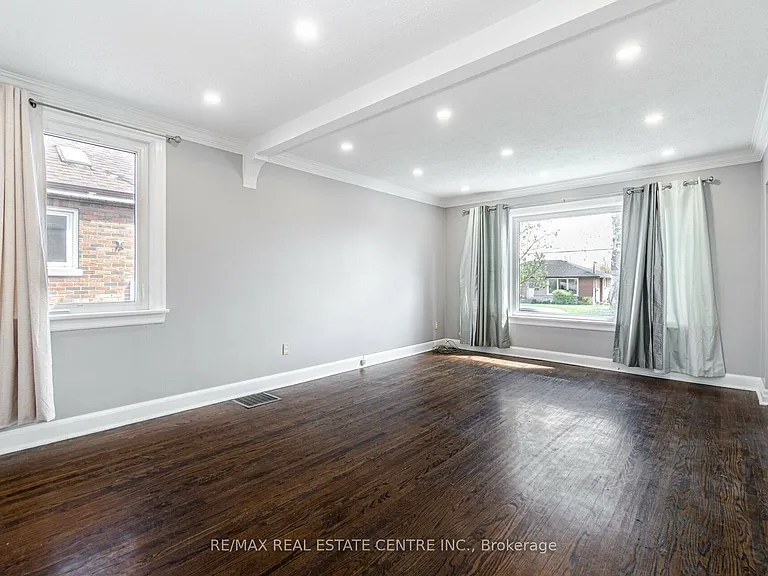 102 Wilson Rd S #UPPER LEVEL — Photo 5