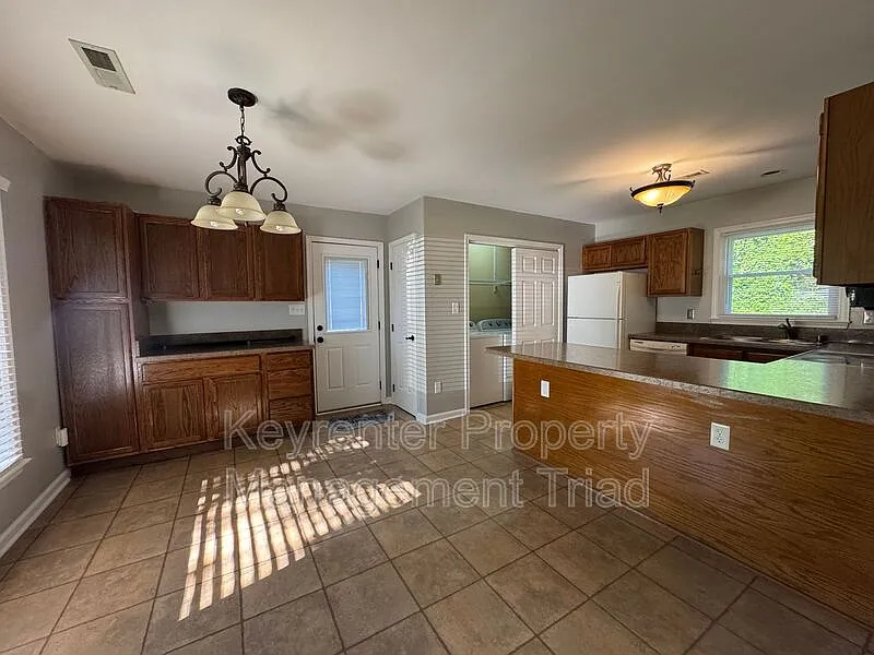 3 bed, 2.0 bath, 1298 sqft, $1,700 — Photo 4