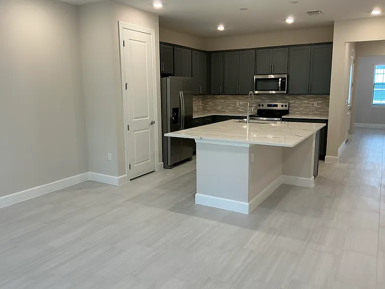 293 SW Sally Way — Photo 7