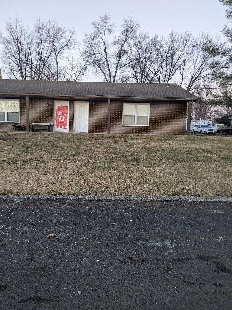 2 bed, 1.0 bath, 829 sqft, $900 — Photo 1