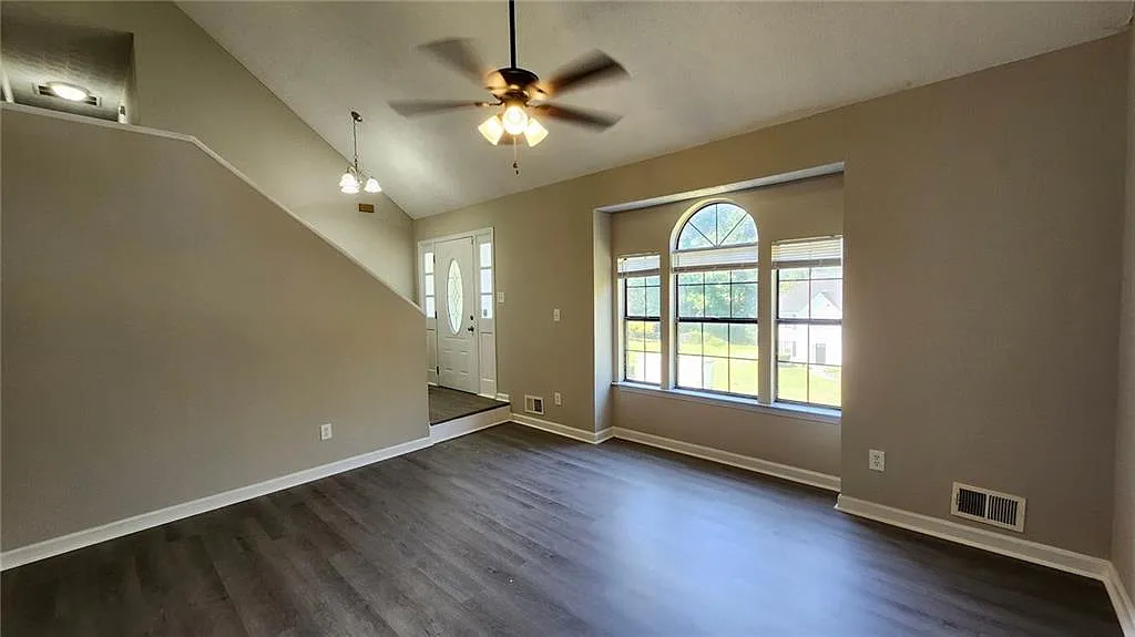 5 bed, 2.5 bath, 1858 sqft, $2,025 — Photo 2
