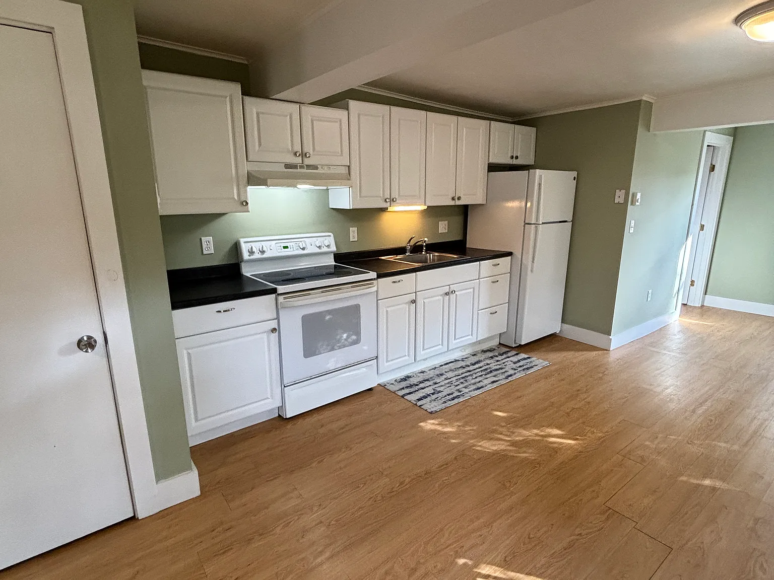Studio, 550 sqft, $1,050 — Photo 2