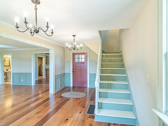 4th image of 305 W Walnut St