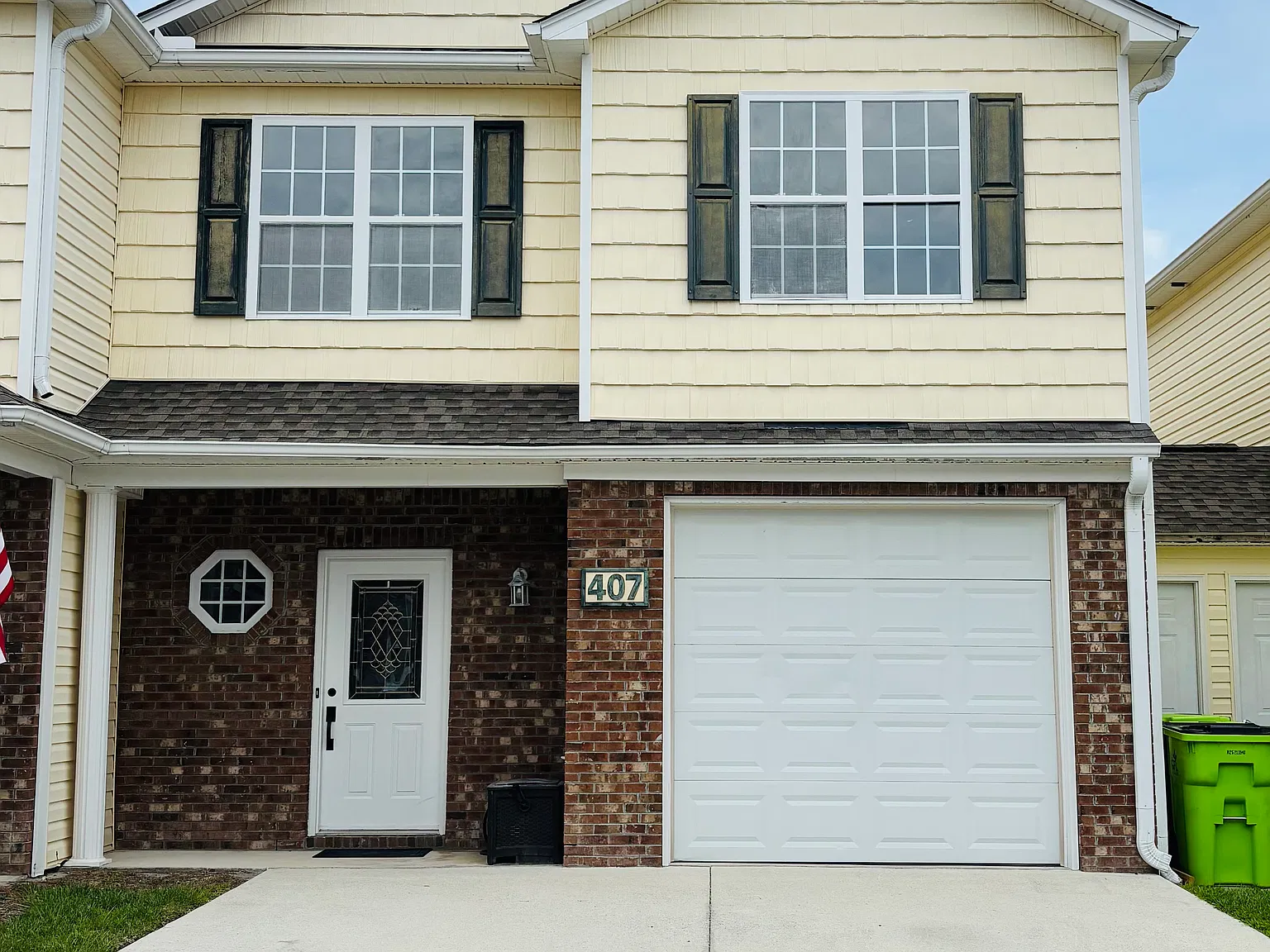 3 bed, 2.5 bath, 2008 sqft, $2,200 — Photo 1