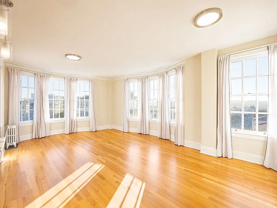990 Bay Street (1114r)