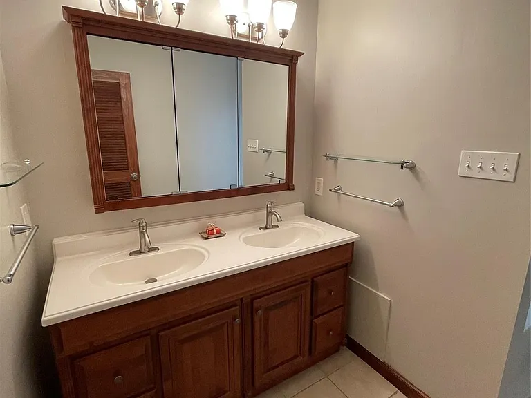 3229 Westridge St — Photo 9