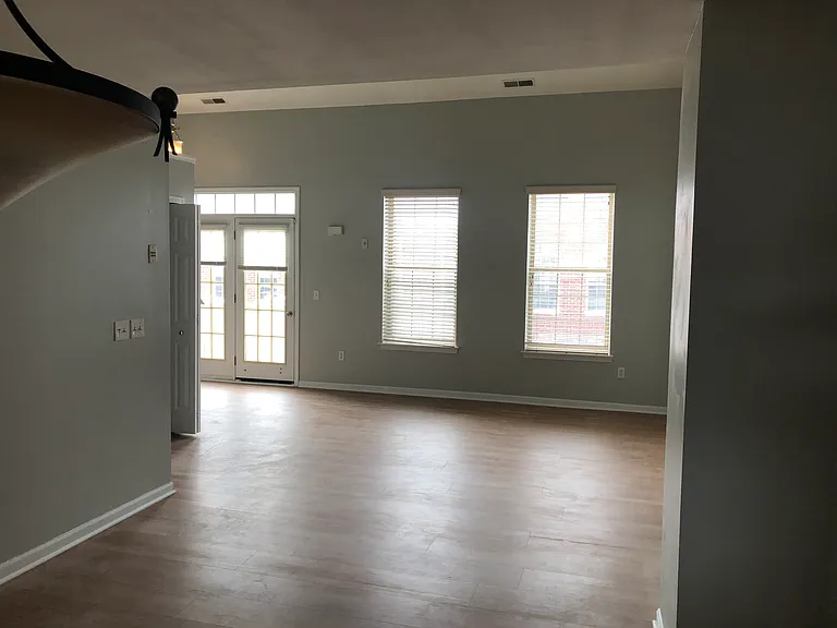 1112 Fountain View Cir — Photo 3