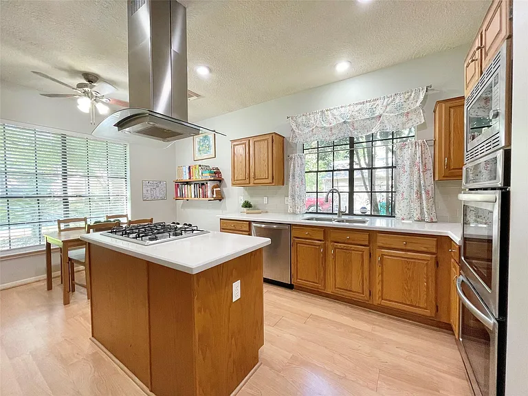 7 Windledge Pl — Photo 6