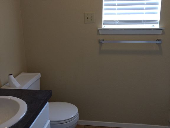 5th image of 716 Windcrest Dr