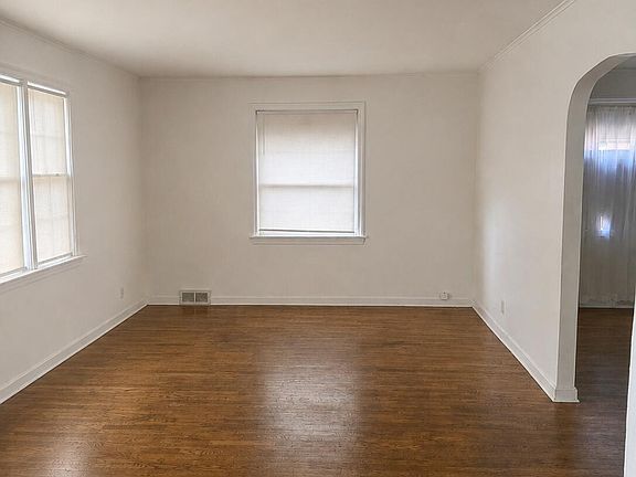 3rd image of 1302 Dakota St