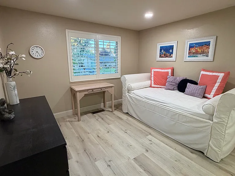 16 Cobblestone Ct #B — Photo 2