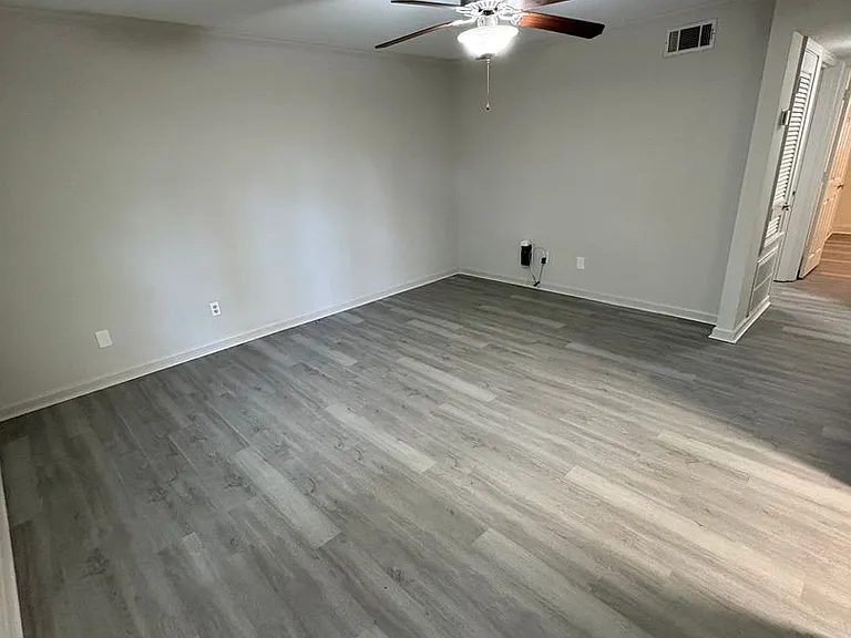 904 Park Ln — Photo 2