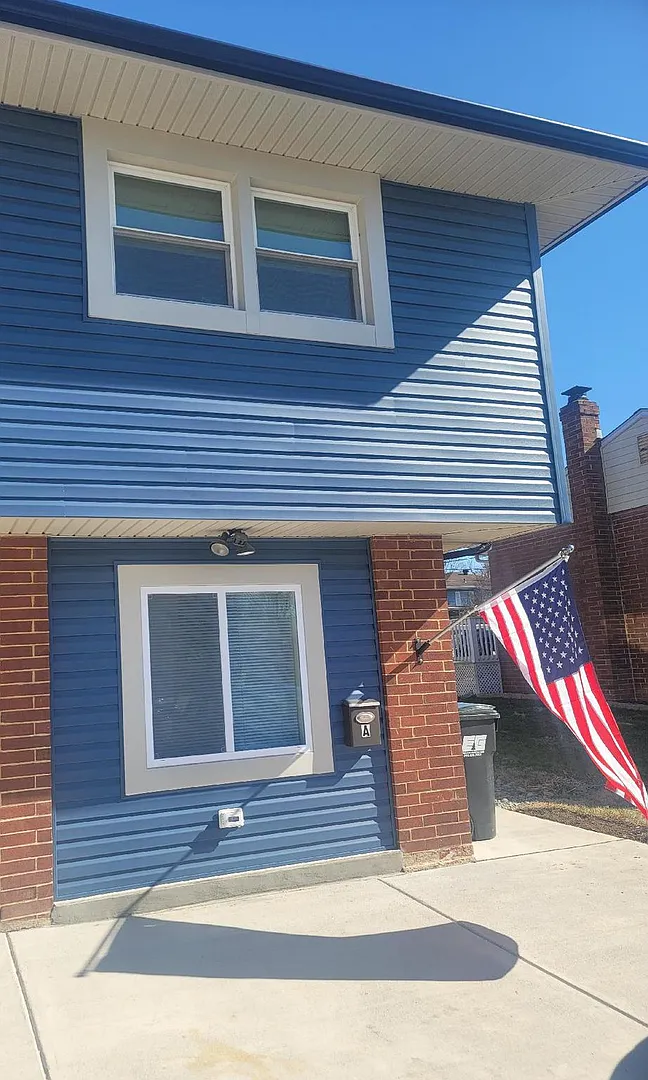 1 Bedroom 1 Bath in Delpark Manor — Photo 1