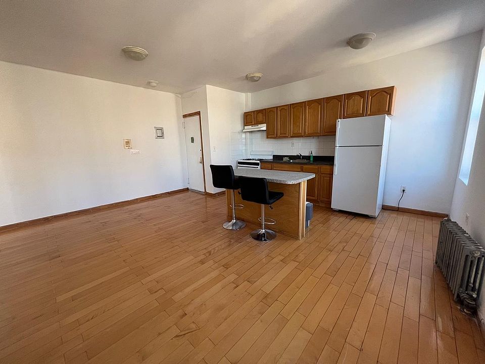1st image of 16810 Crocheron Ave #3C