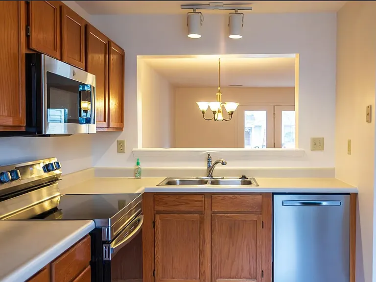 1336 Le Parc Ter — Photo 2