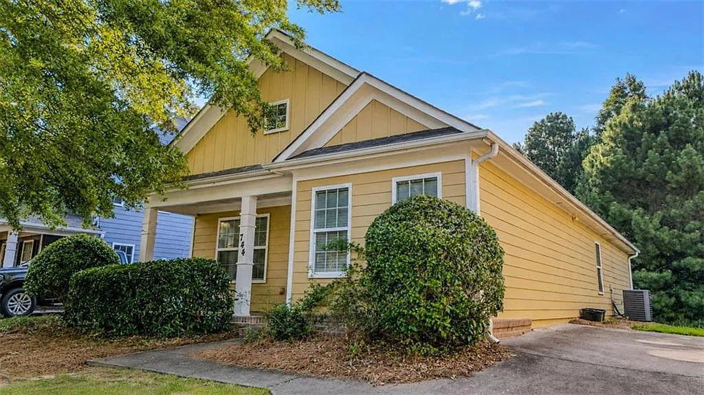 3 bed, 2.0 bath, 1306 sqft, $1,900 — Photo 3