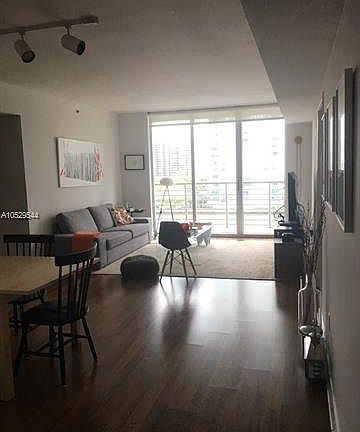 5th image of 325 Biscayne Blvd #821