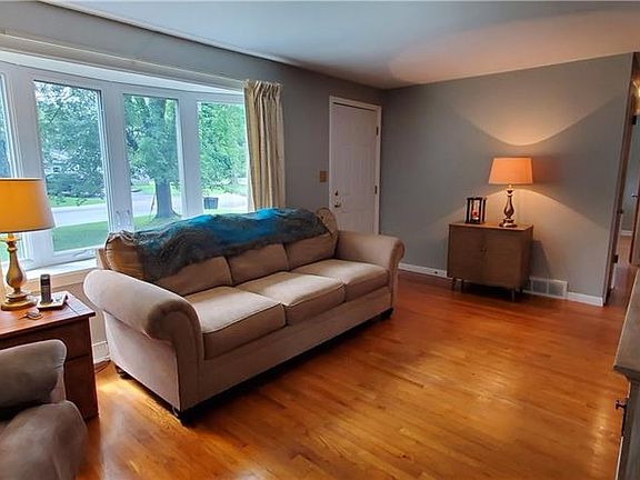 4th image of 403 Midwood Dr