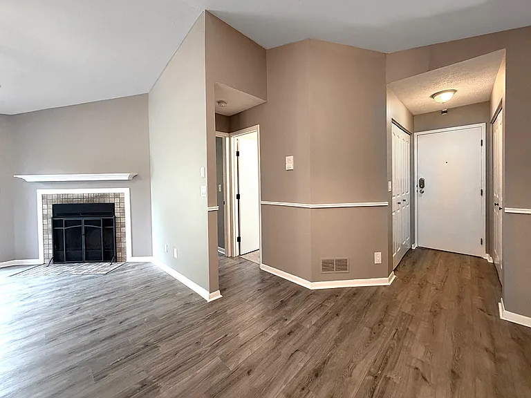 52 Woodland Hills Dr #10 — Photo 4