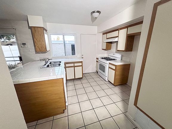 5th image of 1336 N Elderberry Ave
