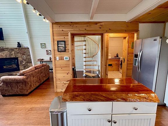 5th image of 912 Cove Ln