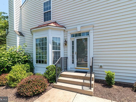 3rd image of 32 Addison Ct