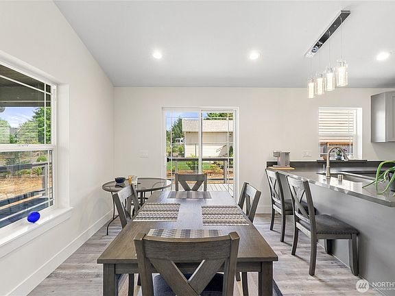 4th image of 882 Vagabond Avenue SW