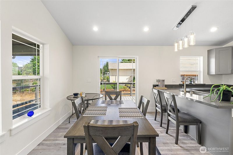 4th image of 882 Vagabond Avenue SW