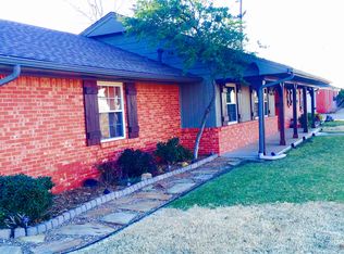 9404 Lakeshore Dr, The Village, OK 73120