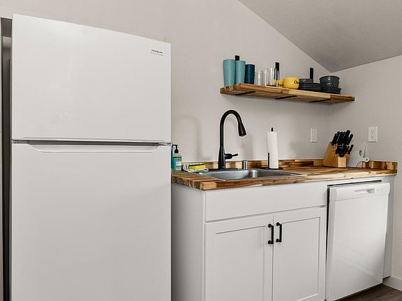 4th image of 1127 W Augusta Ave #1127