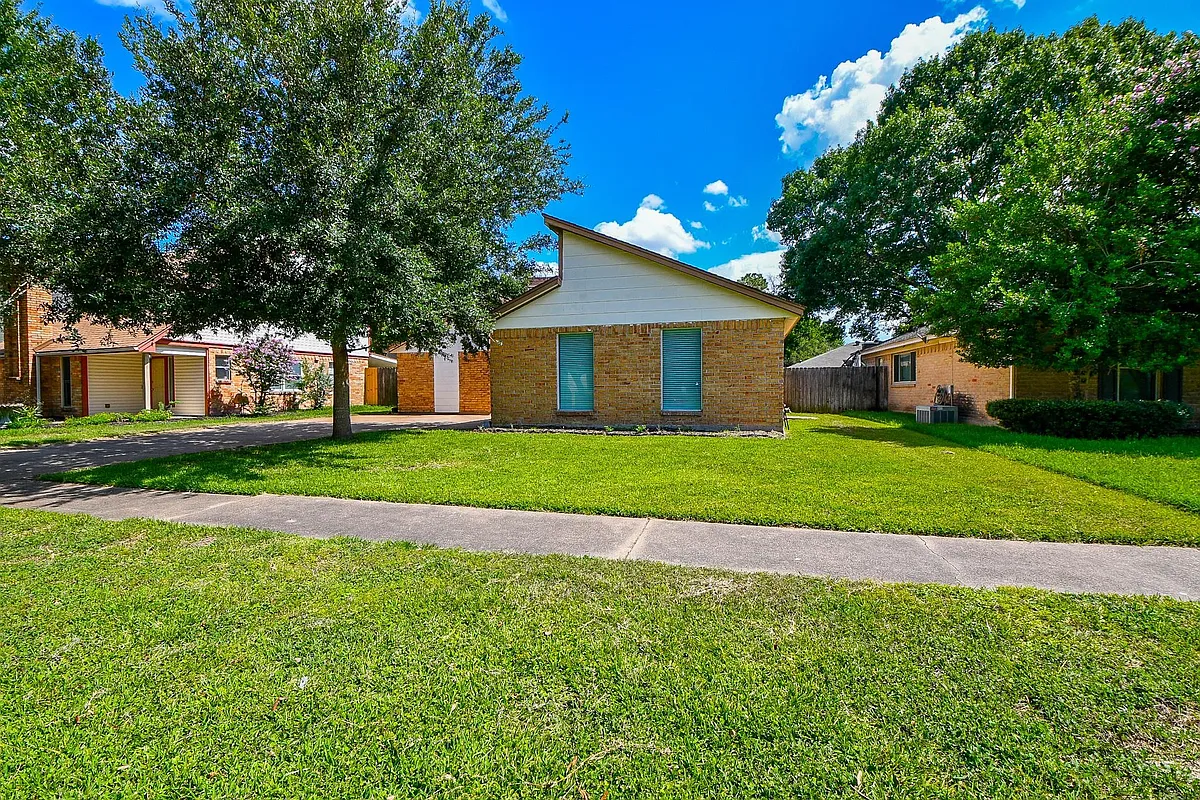 Building Photo - 12015 Osage Park Dr