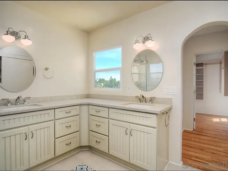 4388 Middlesex Dr — Photo 16