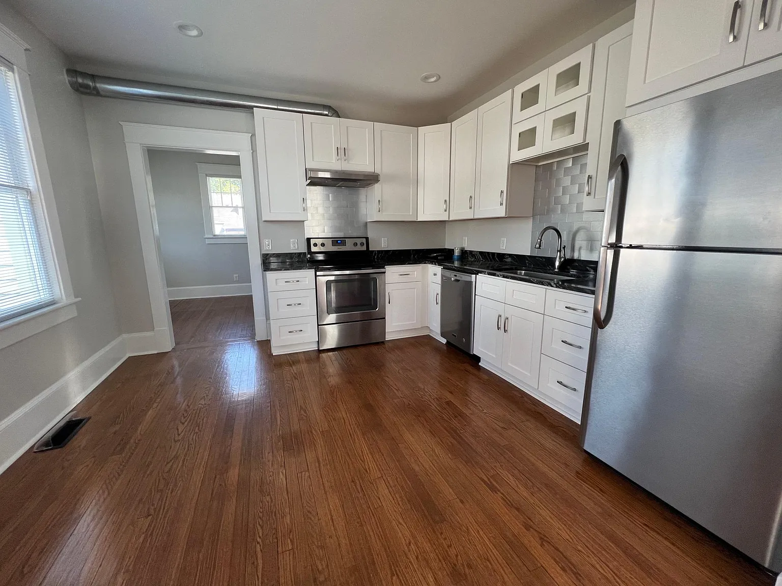 4 bed, 2.5 bath, 2200 sqft, $4,100 — Photo 2
