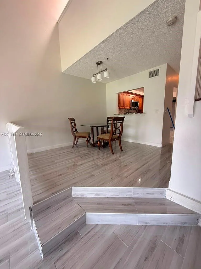 Pine Island Lakes Townhom — Photo 4