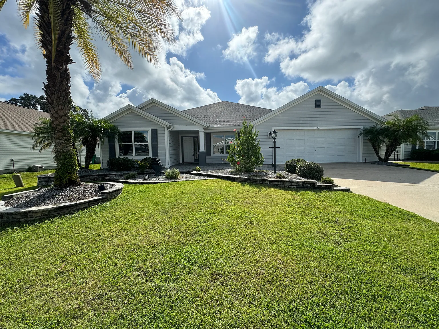 Beautiful 4 bed 2 bath 2 C/G in Oxford Oaks — Photo 1