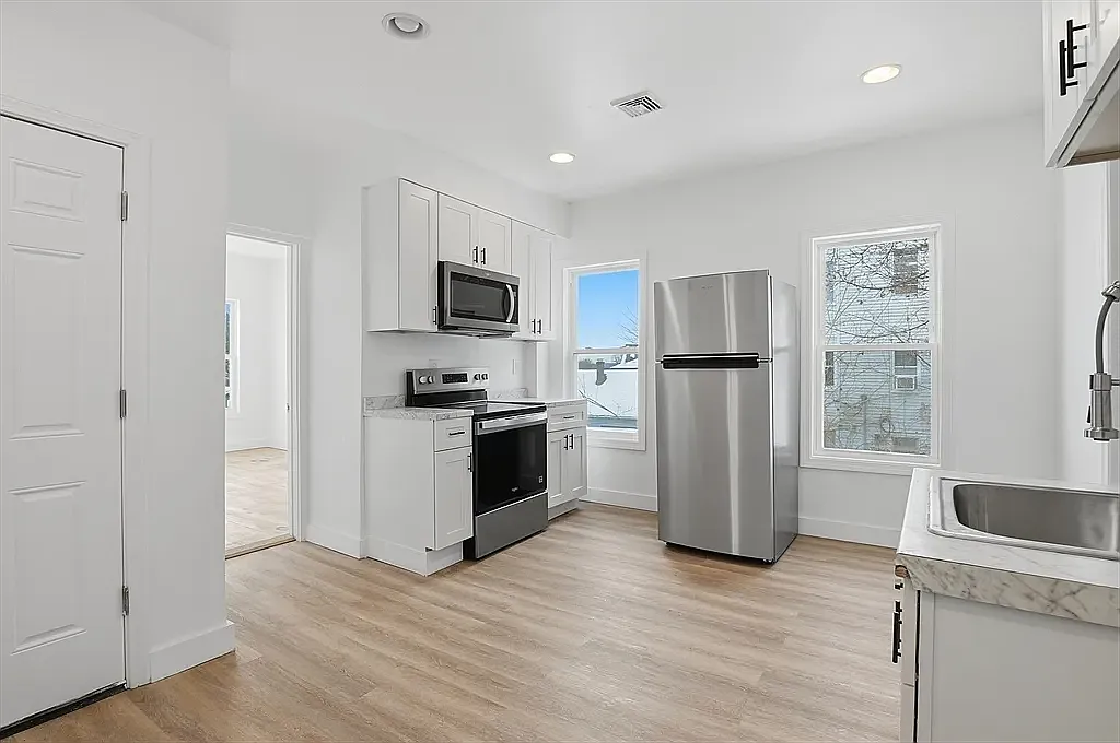 3 bed, 1050 sqft, $2,250 — Photo 1
