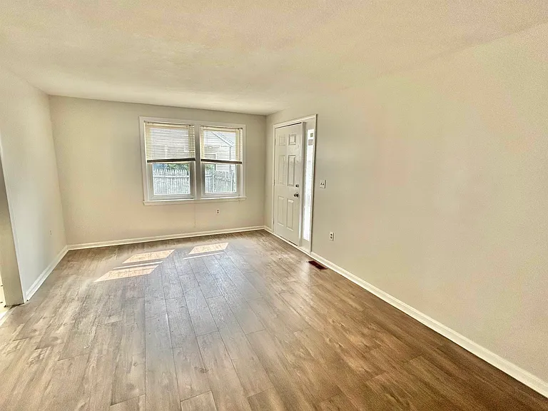 4B Pine Grove Ave — Photo 6