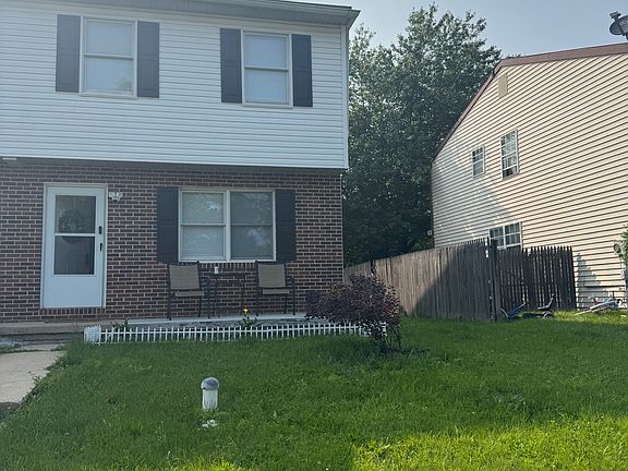 5th image of 827 Poplar St