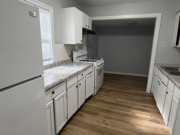 4th image of 2213 E Adams St