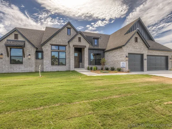 2302 E 45th Pl, Sand Springs, OK 74063