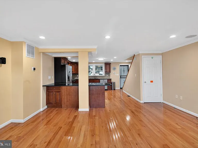 643 47th St — Photo 3