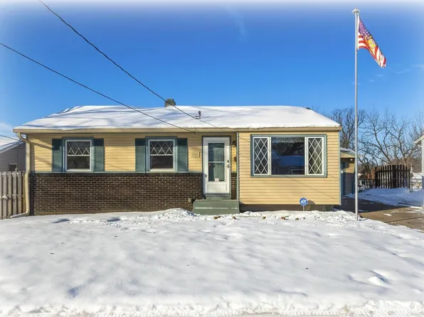 1110 Hillandale Rd, Davenport, IA 52804