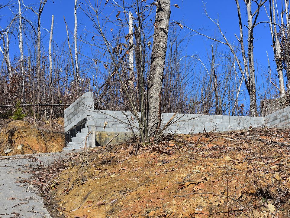 1st image of 556 Edgewood Dr
