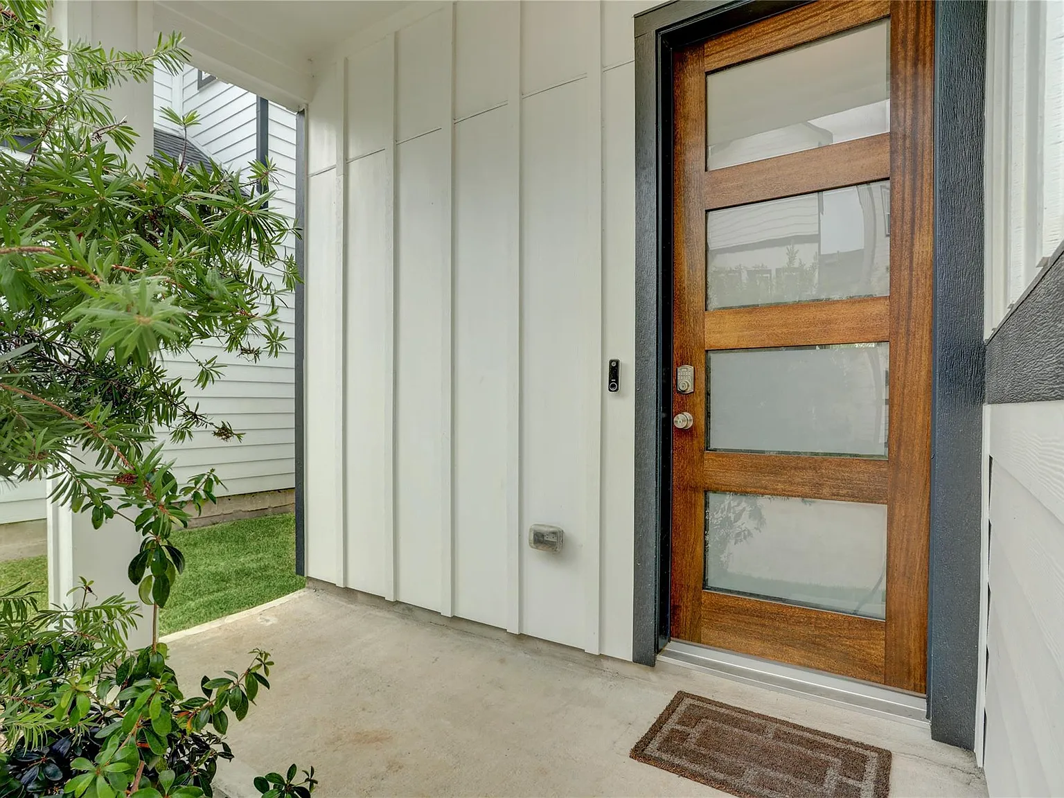 3 bed, 2.5 bath, 2542 sqft, $4,000 — Photo 3