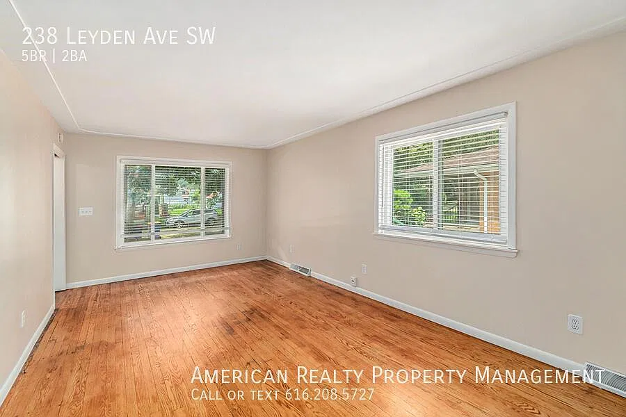 5 bed, 1900 sqft, $3,000 — Photo 2