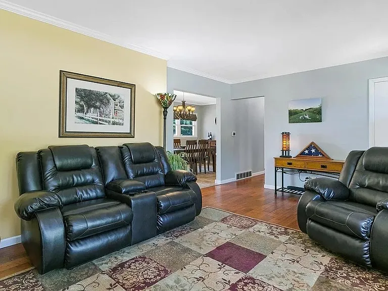 1915 W 38th Pl — Photo 2