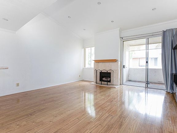 3rd image of 5325 Newcastle Ave Unit 322