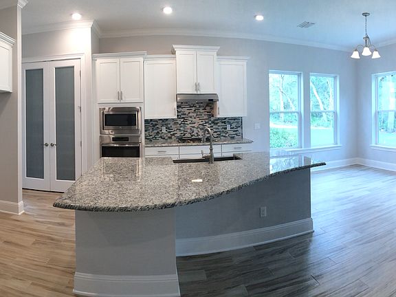 3rd image of 610 Southern Oak Dr
