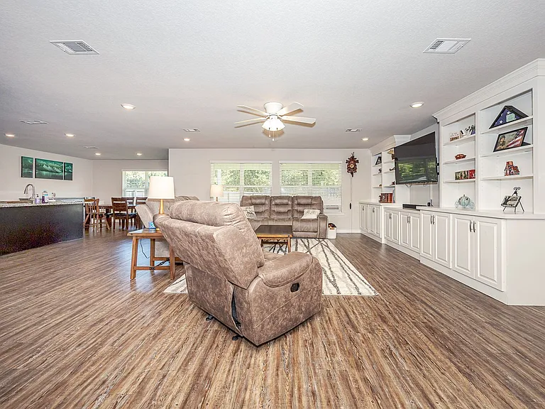 9125 Bellewood Dr — Photo 2